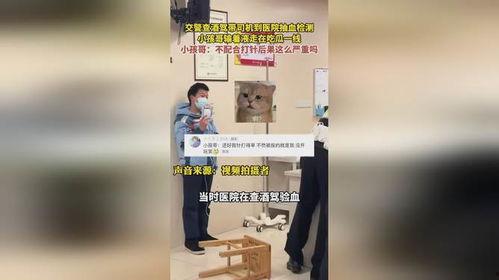 小孩哥输液吃瓜,萌态十足引网友热议