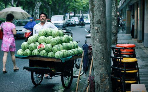 路边看戏吃瓜,路边看戏，吃瓜群众的欢乐时光